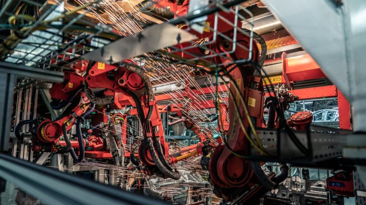 Tesla gyárban a Model 3 kasztniját heggesztő robotok