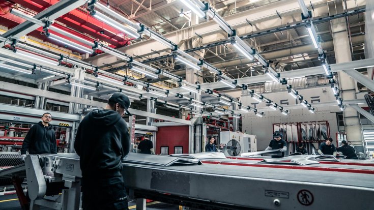 Tesla gyárban ellenőrzik a Model 3 munkadarabjait