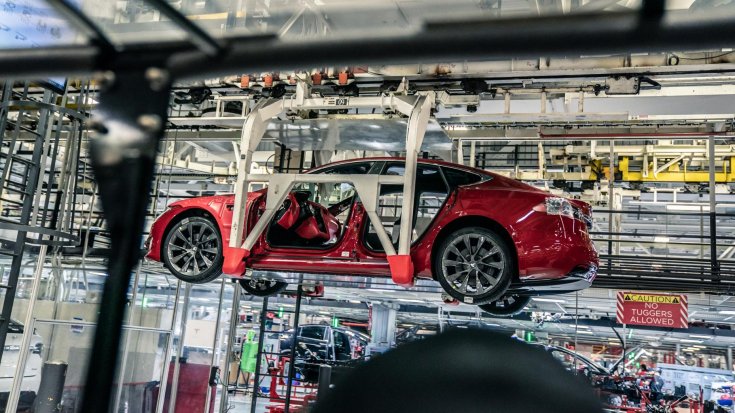 Tesla gyárban a Model S repül