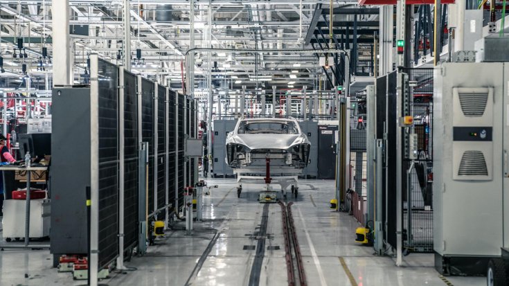 Tesla gyárban a Model S kasztnija
