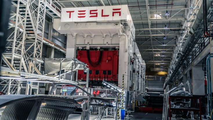 Tesla gyárban a Model S karosszéria prése