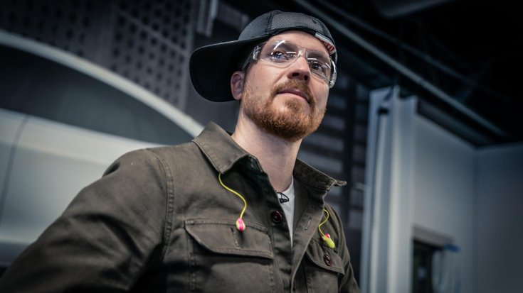 Tesla gyár dolgózója