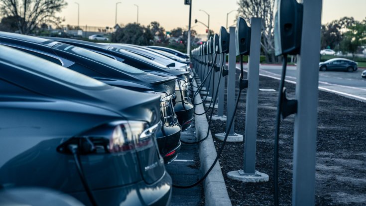 Tesla gyár parkolója