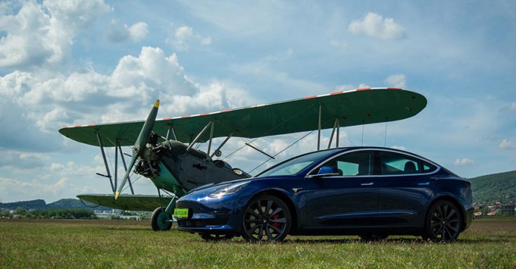 Tesla Model 3 repülővel, oldalról