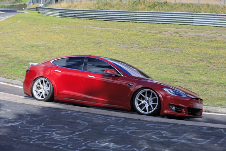 A Tesla Model S P100D oldalról fotózva a Nürburgringen