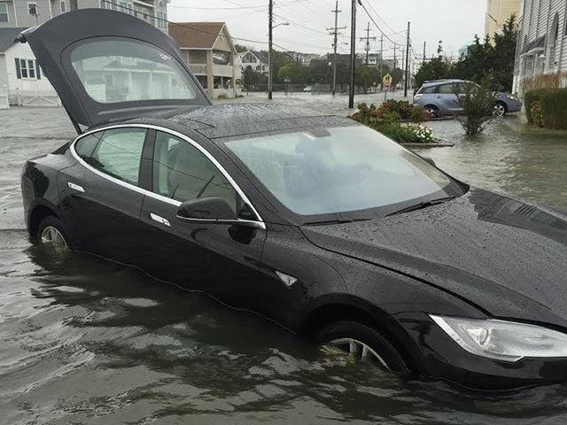 Tesla Model S vízben