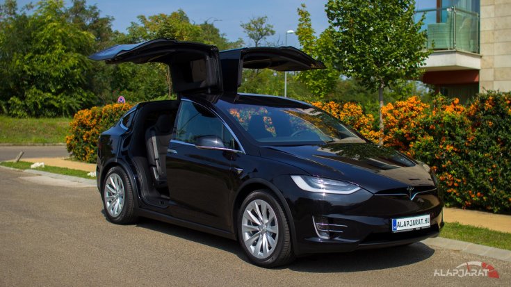 2018-as Tesla Model X elektromos autó elölről