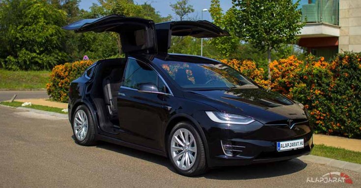 Tesla ModelX gullwing ajtók nyitva