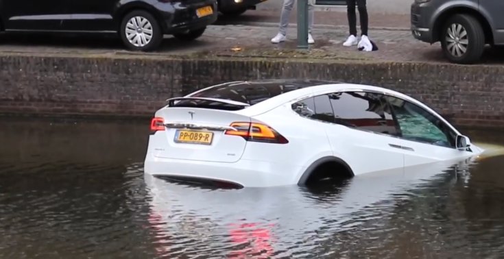 Tesla Model X vízben