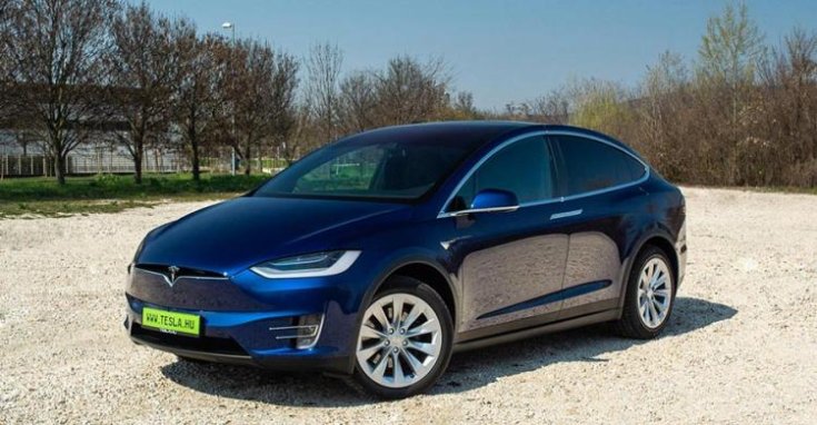 Tesla Model X oldalról fotózva