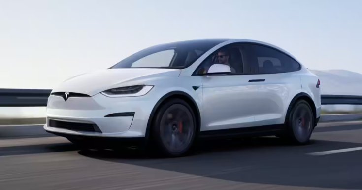 fotó egy fehér Tesla Model X SUV villanyautóról szemből