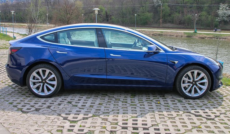 Tesla Model 3 oldalról