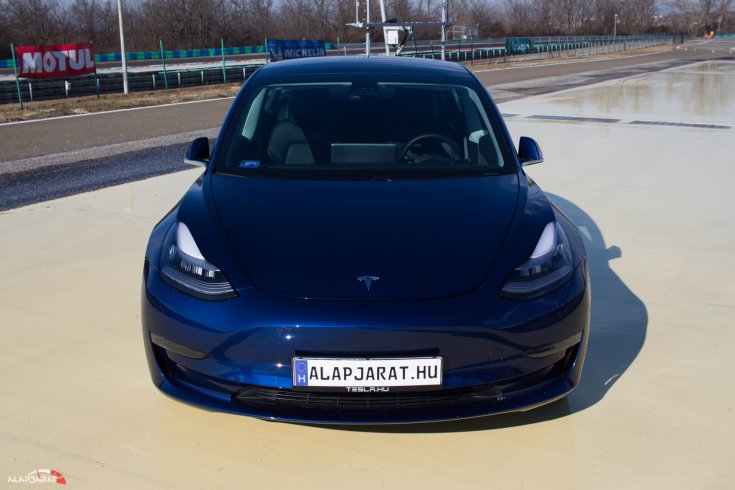 Tesla Model 3 teszt Alapjárat