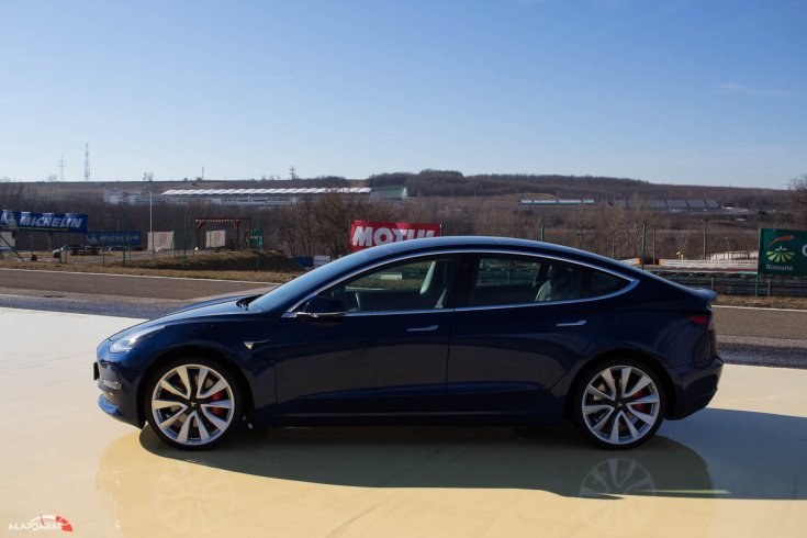 Tesla Model 3 teszt Alapjárat