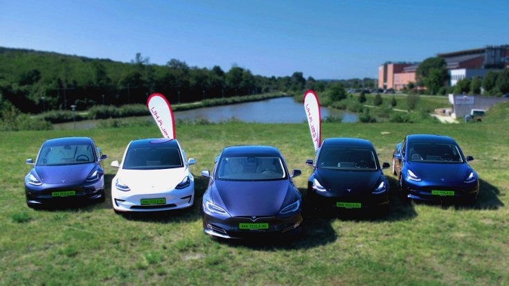 Tesla modellek fűben sorakoznak