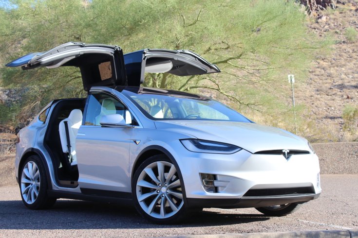 Tesla Model X sirályszárnyas ajtói