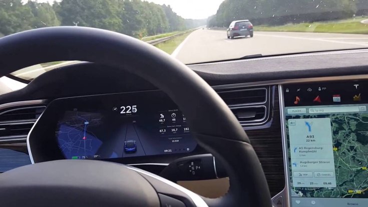 Tesla Model S autópályatempó