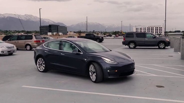 Tesla Model 3 Enhance Summon önálló parkolás
