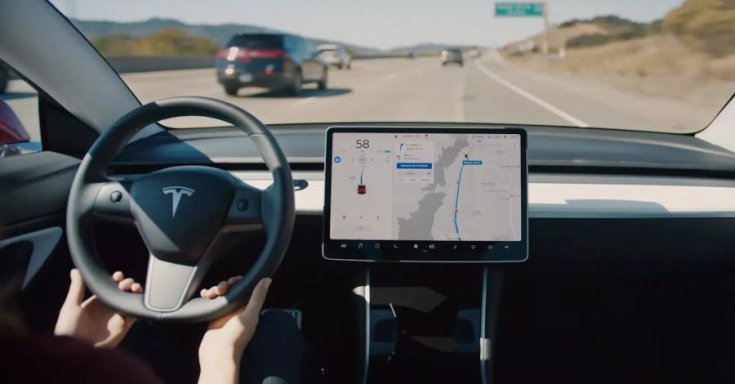 Tesla sofőr alulról fogja a kormányt