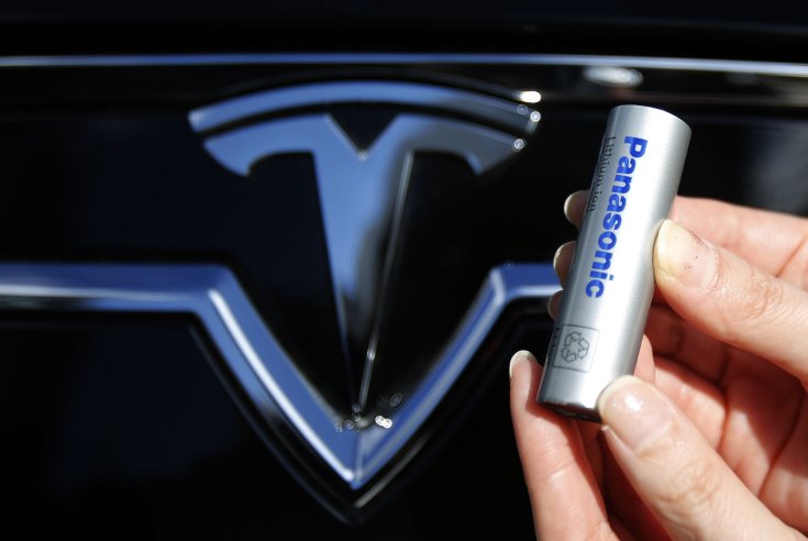 Panasonic akkumulátorcella egy Tesla előtt