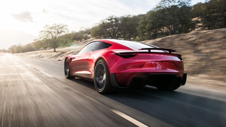második generációs Tesla Roadster hátulról, menet közben