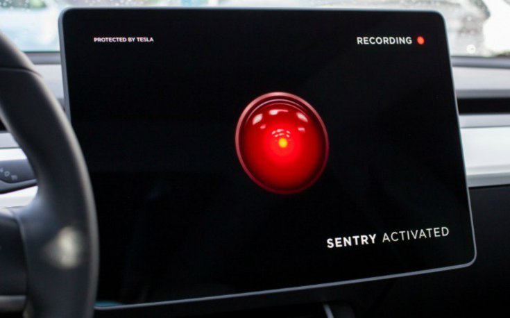 „Sentry activated” felirat egy Tesla kijelzőjén