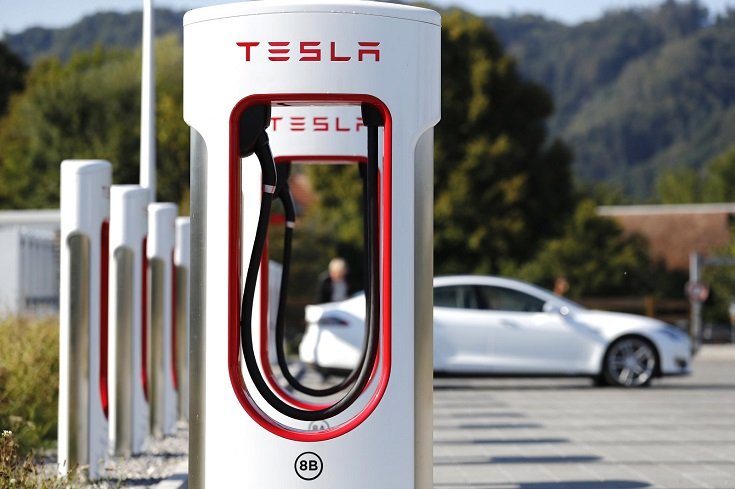 Tesla gyorstöltők sorakoznak