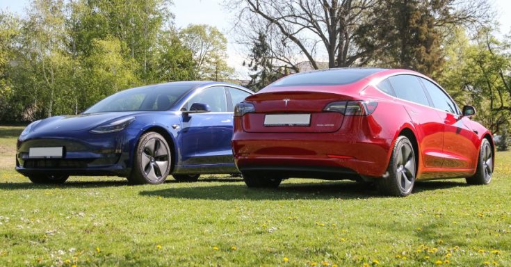 Tesla Model 3-as állnak egymás mellett