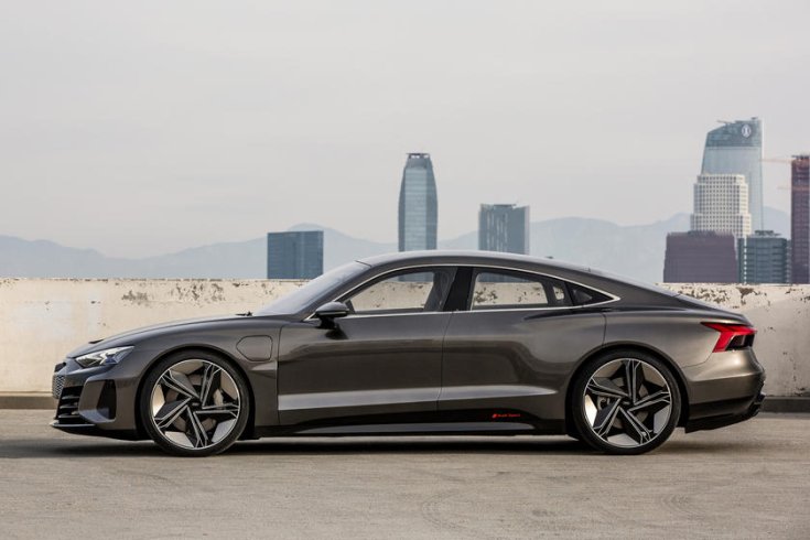 Audi e-tron modell egy tető parkolóban oldalról
