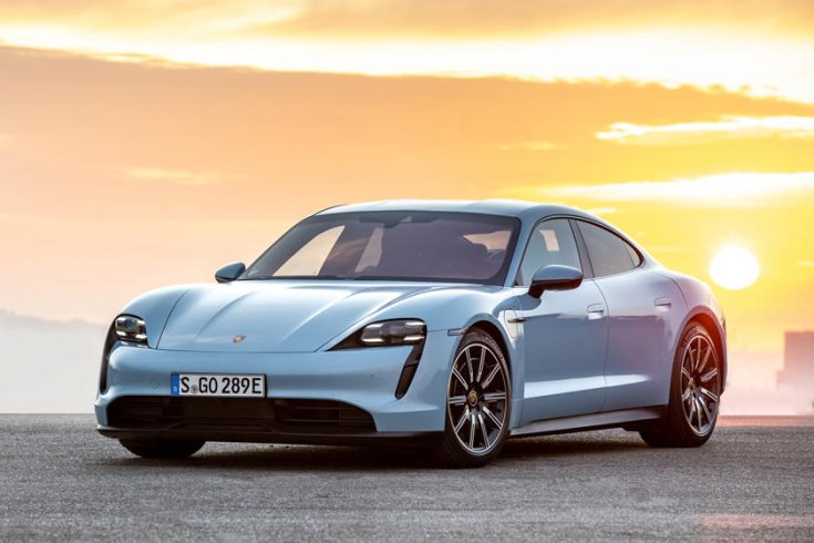 Porsche Taycan modell a naplementében féloldalról