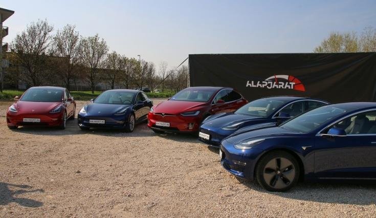 Tesla Model 3 és Model X modellek sorakoznak