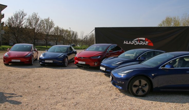 Tesla modellek átadás előtt