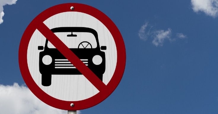 Tiltást jelző közlekedési tábla