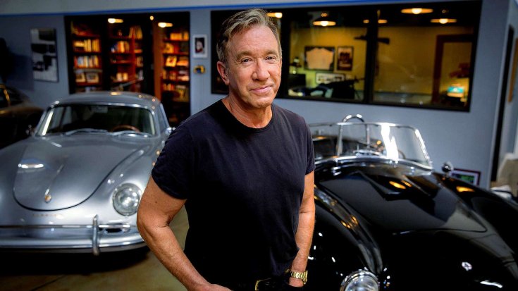 Tim Allen az autó gyűjteményével a háttérben
