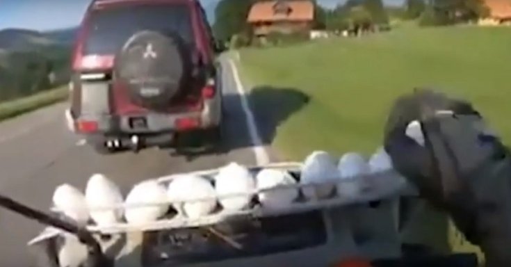 Tojászáport zúdított egy motoros az elé bevágó terepjáróra
