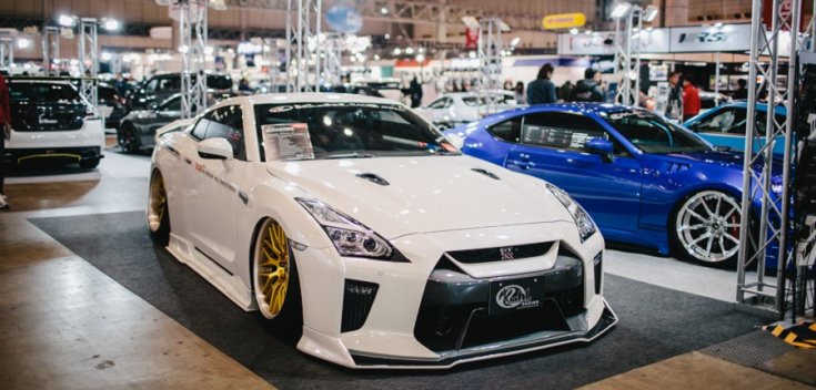 Nissan GT-R és több másik tuningautó a Tokiói Autószalonról