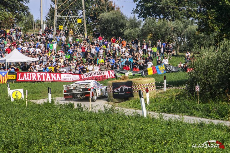 A domboldal megtelt nézőkkel, mindenki a Lanciákra kíváncsi