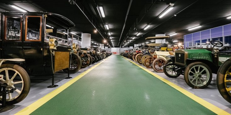 A torinói Museo dell'automobilen kiállított kezdetleges, old-timer autók