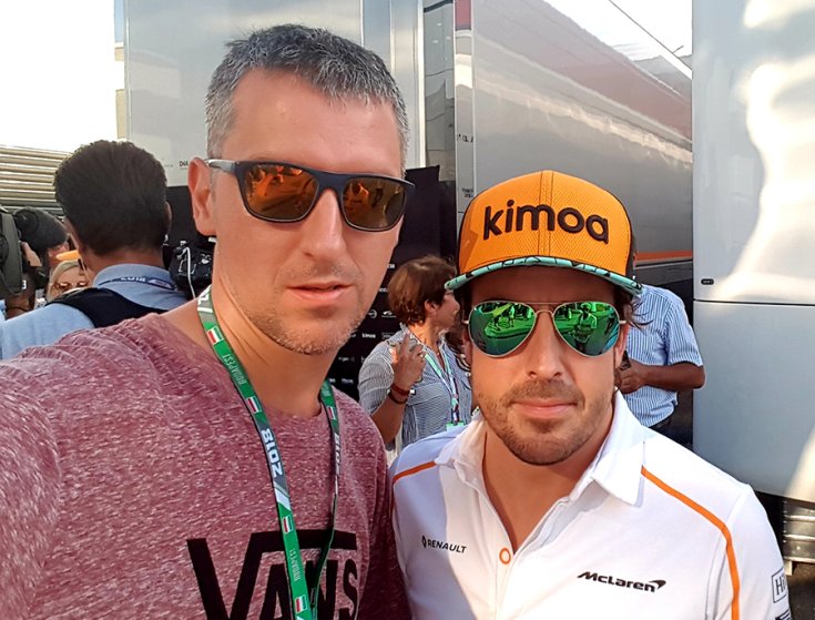 Tóth Krisztián Márk és Fernando Alonso szemből fotózva