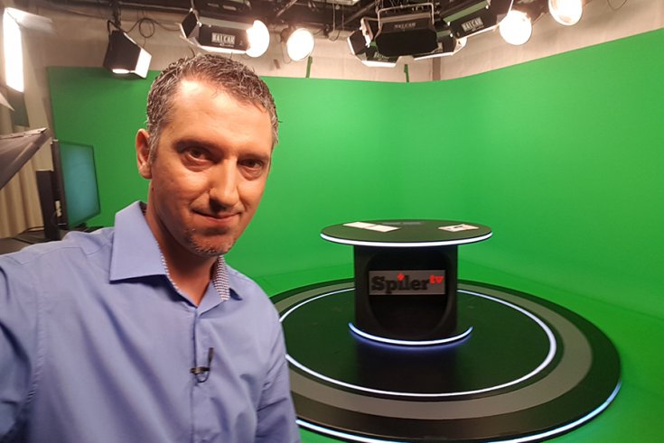 Tóth Krisztián Márk a Spíler TV stúdiójában szemből fotózva