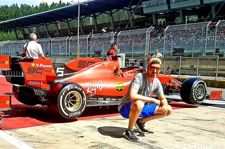 Tóth Krisztián Márk a Ferrari autója mellett