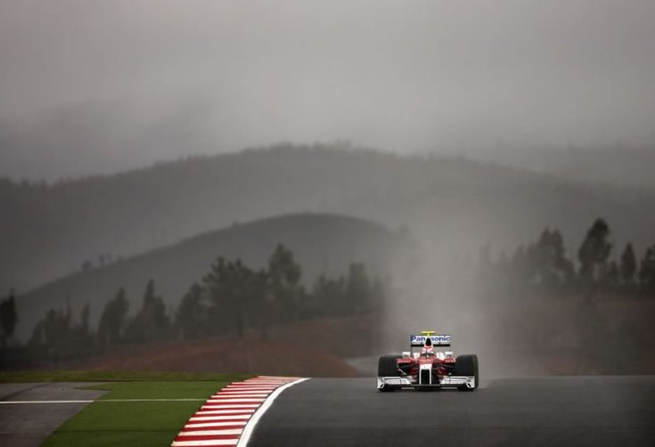 F1-es Toyota tesztelés közben
