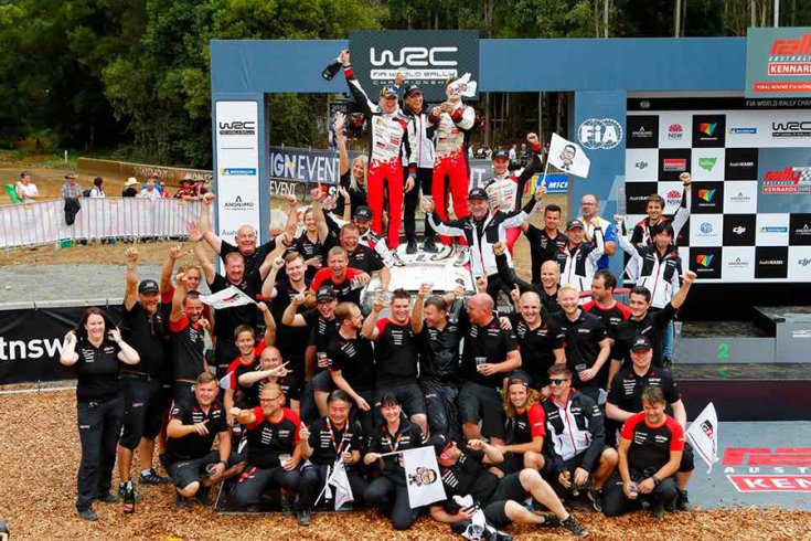 A Toyota Gazoo Racing csapata ünneplés közben szemből