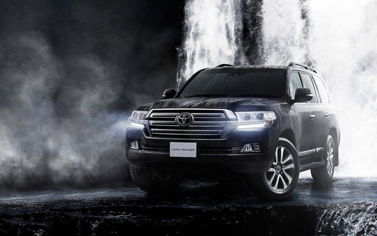 Toyota Land Cruiser vízesés alatt fotózva