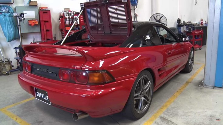Egy Toyota MR2 hátulról fotózva