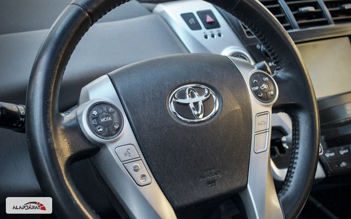 Toyota Prius Plus kormánya