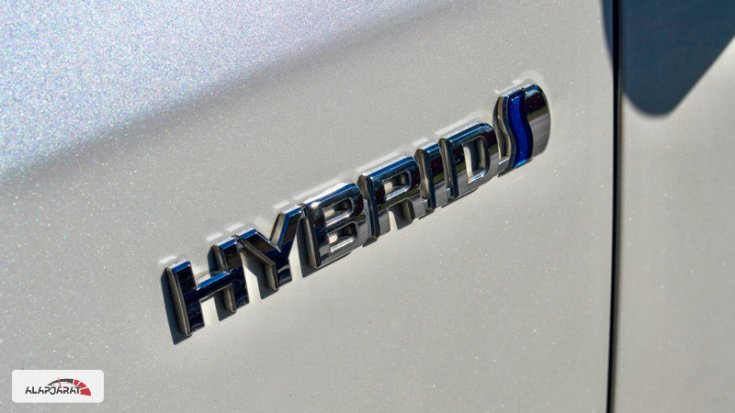 Toyota Prius Plus Hybrid felirat