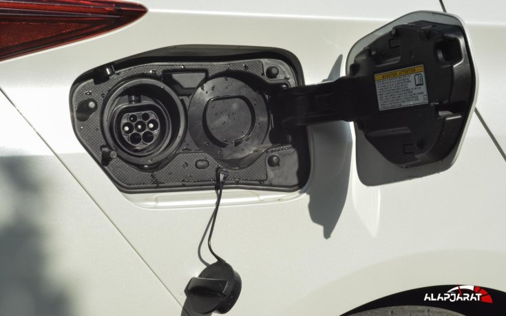 Toyota Prius Plug-in Hybrid csatlakozó