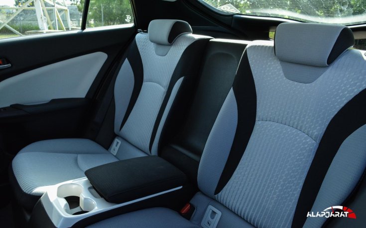 Toyota Prius Plug-in Hybrid hátsó ülések