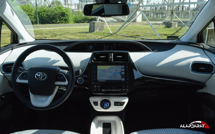 Toyota Prius Plug-in Hybrid műszerfal